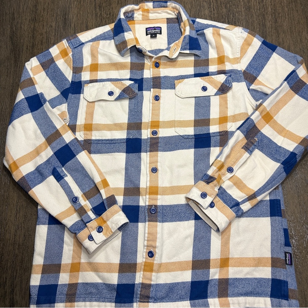 Patagonia Organic Cotton Plaid Shirt
Men’s Size Medium Tan Blue Flannel Button